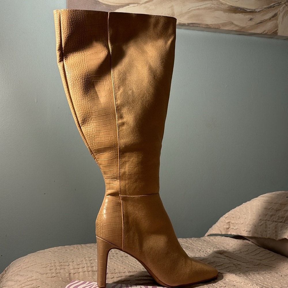 Elisabeth’s wide calf boots